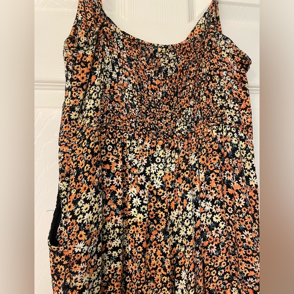 Floral pantsuit/romper, gently used, size s - Picture 7 of 8